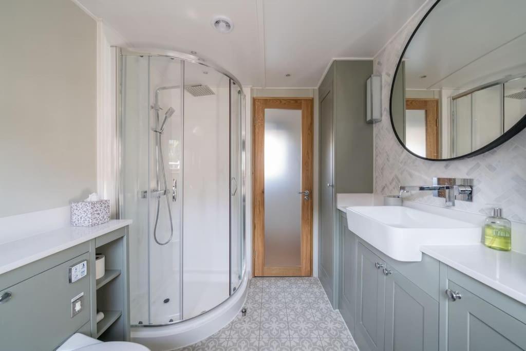 Luxurious Houseboat Near Canary Wharf In London Exteriör bild