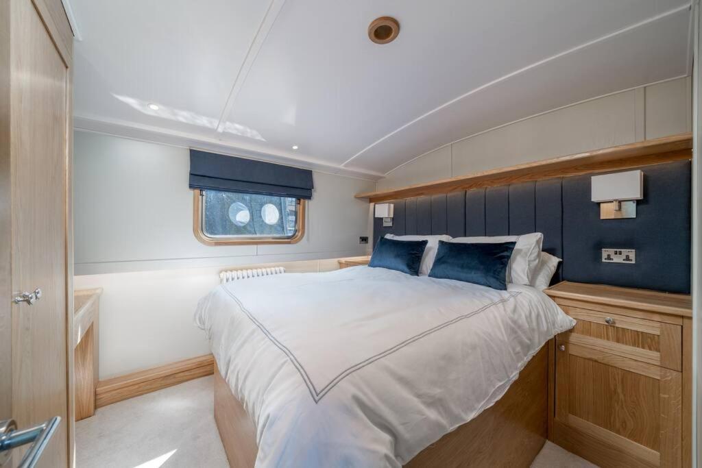 Luxurious Houseboat Near Canary Wharf In London Exteriör bild