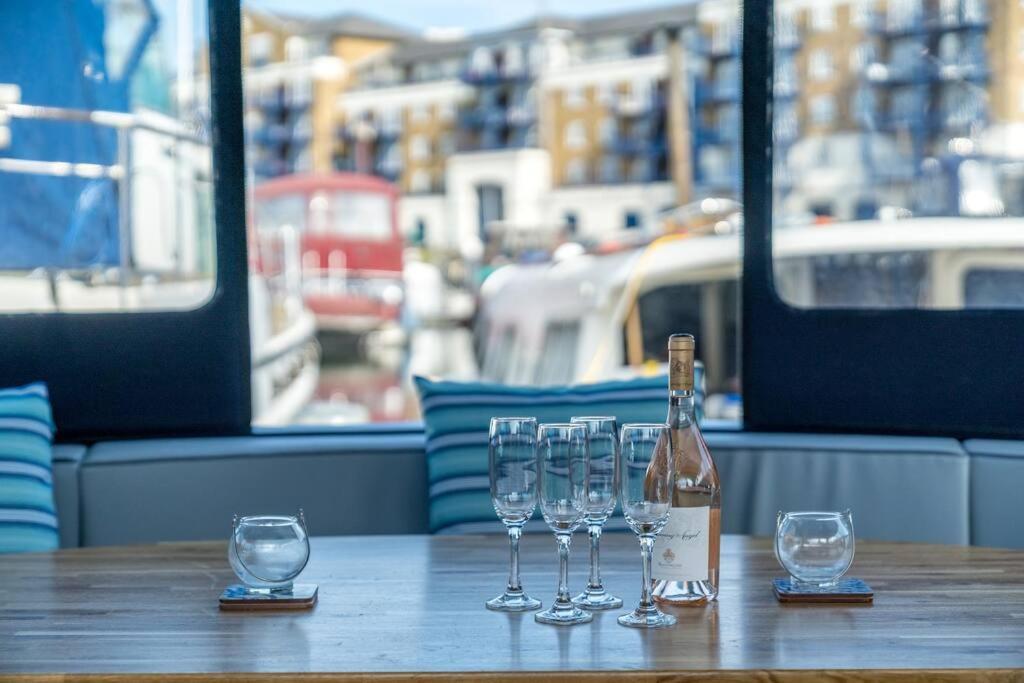 Luxurious Houseboat Near Canary Wharf In London Exteriör bild